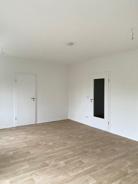 Wohnzimmer - Alles neu -schau mal rein! Perfekte 2-Raumwhg. mit brandneuem Badezimmer!