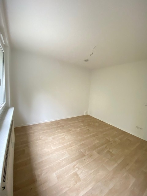 Schlafzimmer - Alles neu -schau mal rein! Perfekte 2-Raumwhg. mit brandneuem Badezimmer!