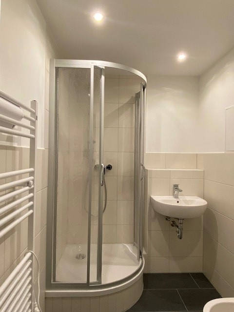 Badezimmer - Alles neu -schau mal rein! Perfekte 2-Raumwhg. mit brandneuem Badezimmer!
