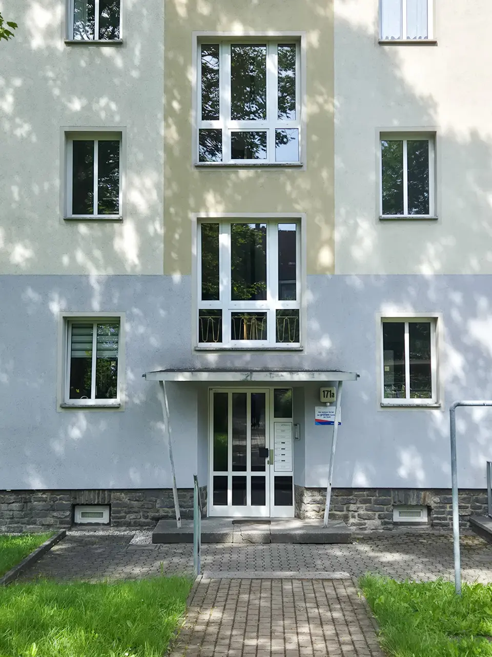 Hauseingang - 3 Zimmer – wenig Geld – tausend Ideen