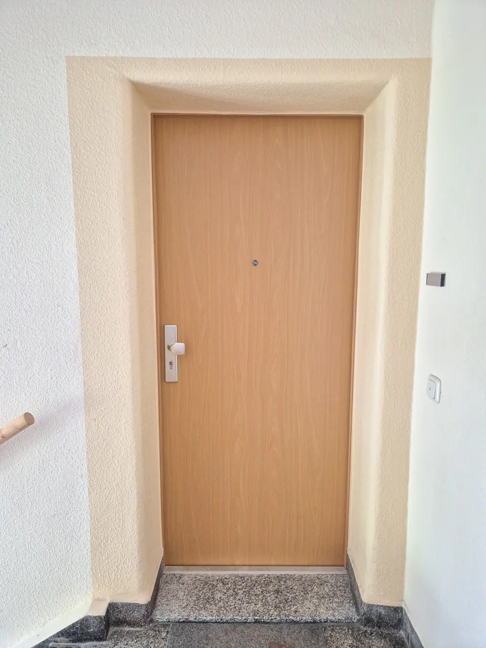 Wohnungstür - 3 Zimmer – wenig Geld – tausend Ideen