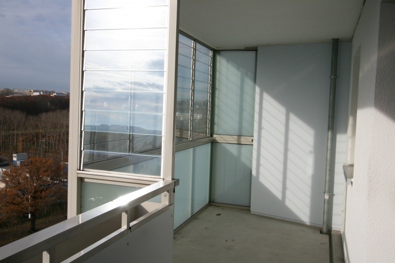 Balkon mit halbseitiger Verglasung - Diese Wohnung ist besonders: Grundriss, Ausblick und ein toller Balkon