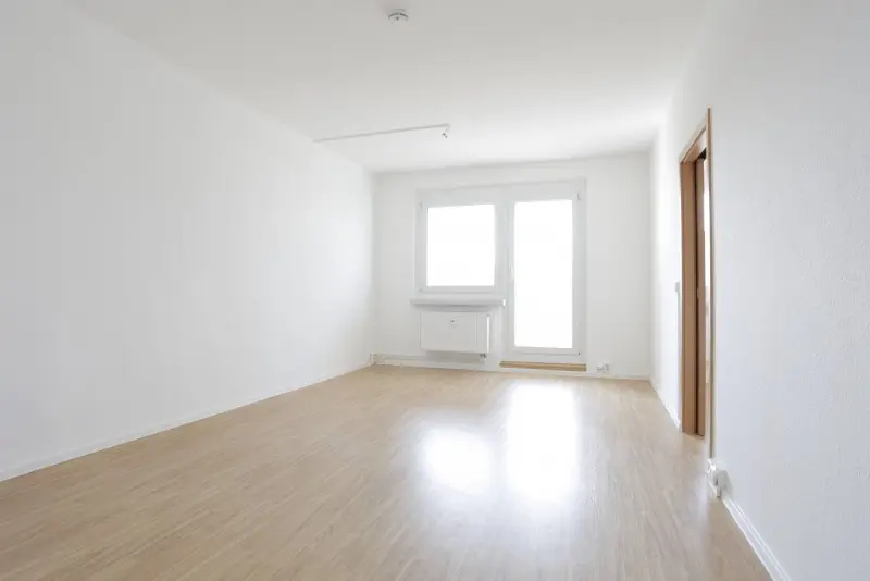 Wohnzimmer - 2 Zimmer, großer sonniger Balkon und Tageslichtküche