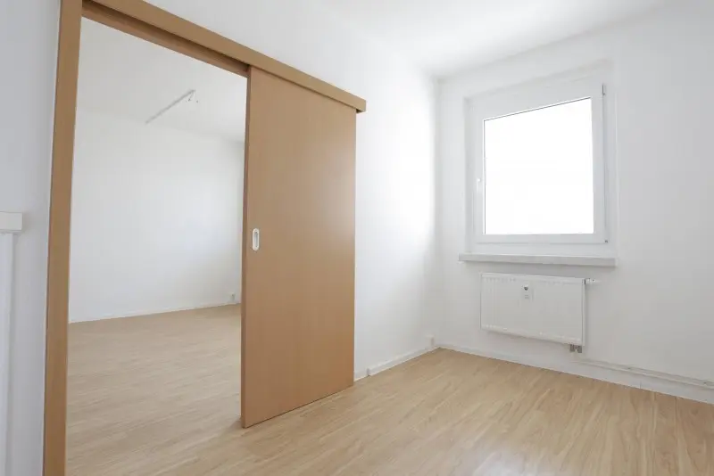 Küche - 2 Zimmer, großer sonniger Balkon und Tageslichtküche