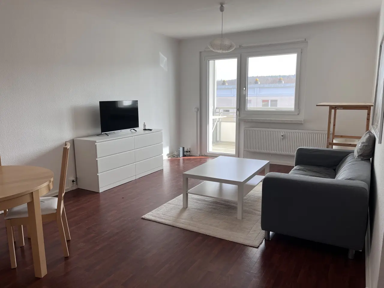 Wohnzimmer mit Balkon - Möblierte Wohnung – perfekt für Pendler oder Studierende