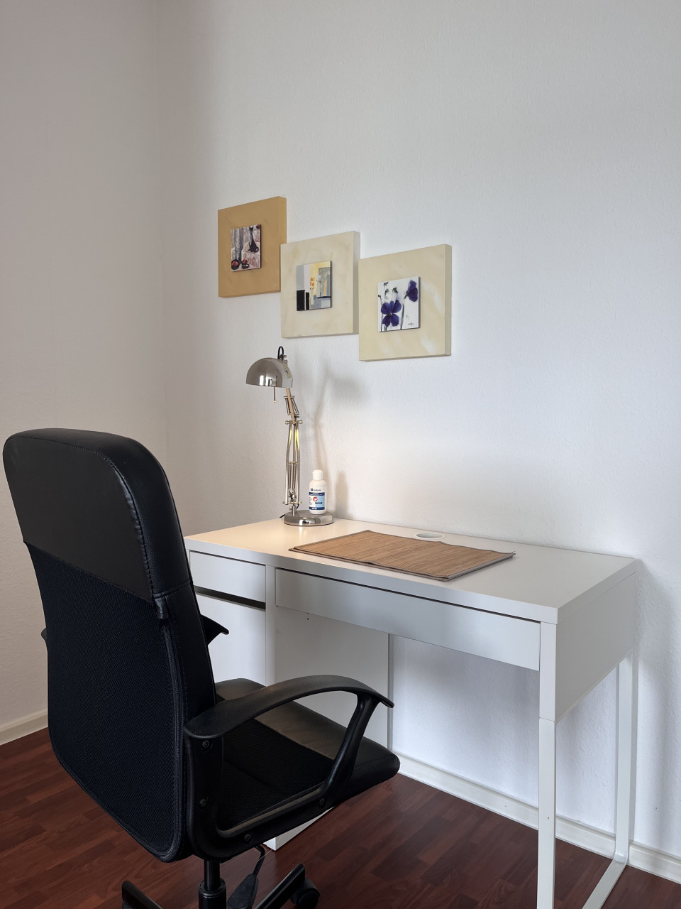 Work corner in the living room - Furnished apartment - perfect for commuters or students