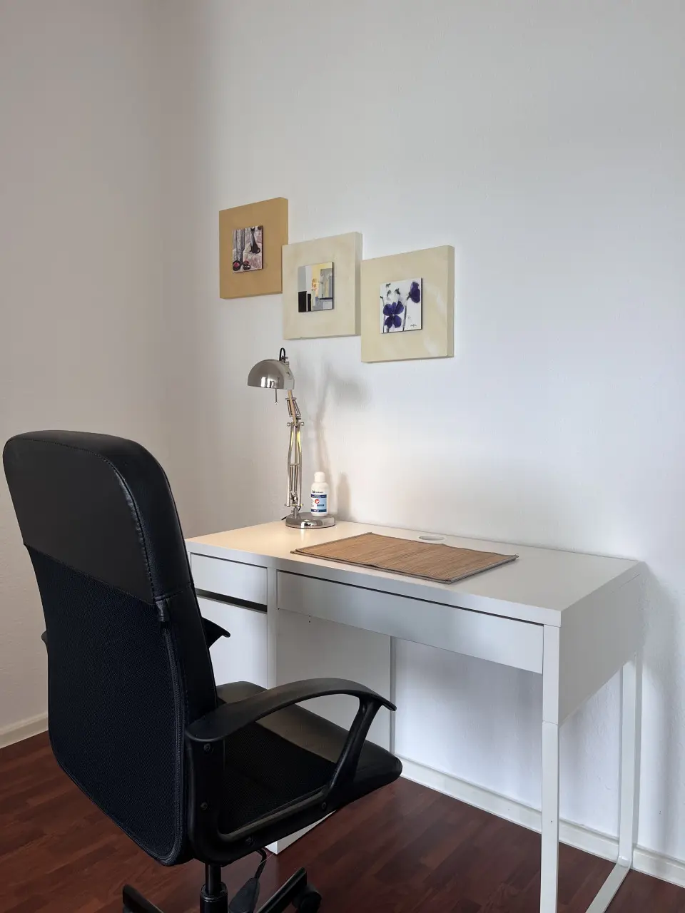 Arbeitsecke im Wohnzimmer - Möblierte Wohnung – perfekt für Pendler oder Studierende