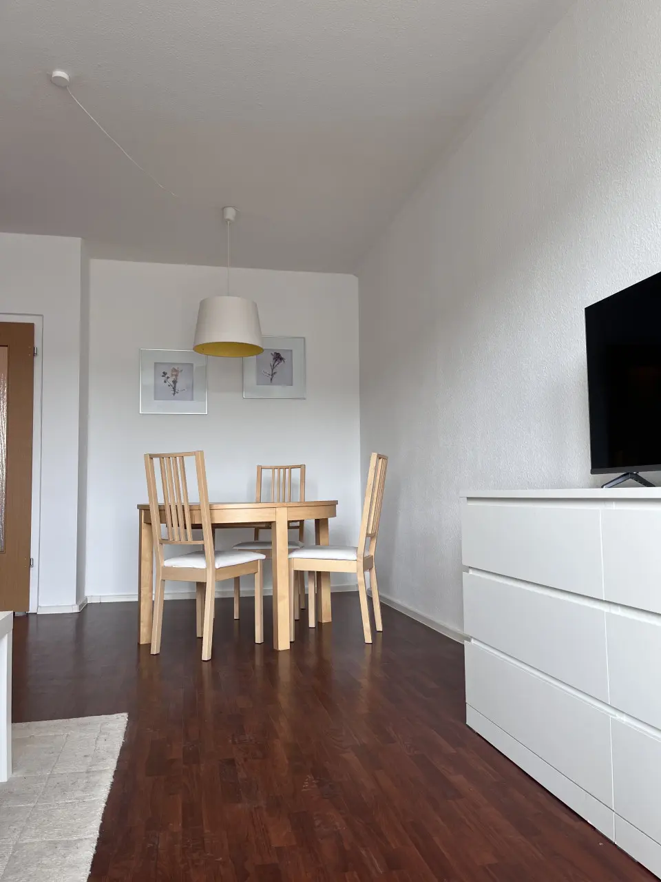 Essecke im Wohnzimmer - Möblierte Wohnung – perfekt für Pendler oder Studierende