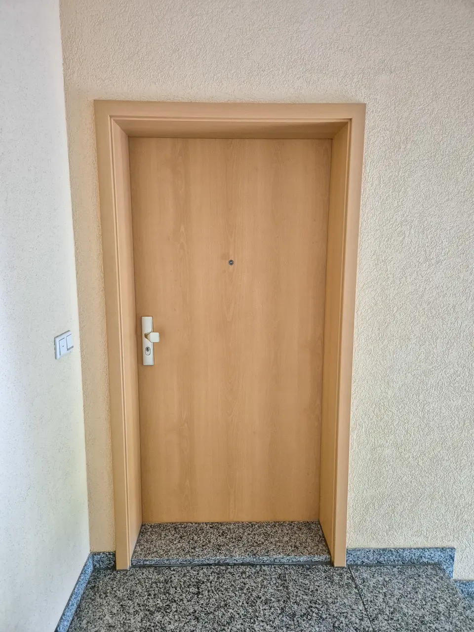 Wohnungstür - 2-Raum-Wohnung in guter Lage