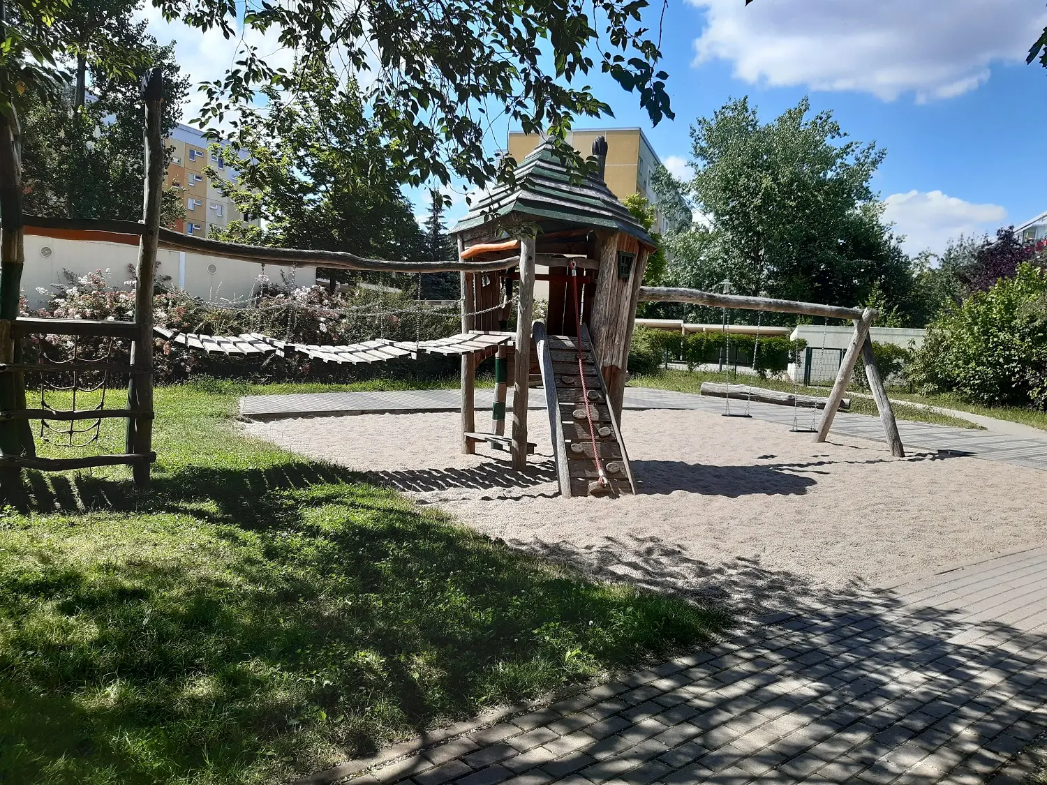 Spielplatz - Familienangebot: zwei Bäder mit Wanne und Dusche + super Spielplatz + 5% Kinderrabatt