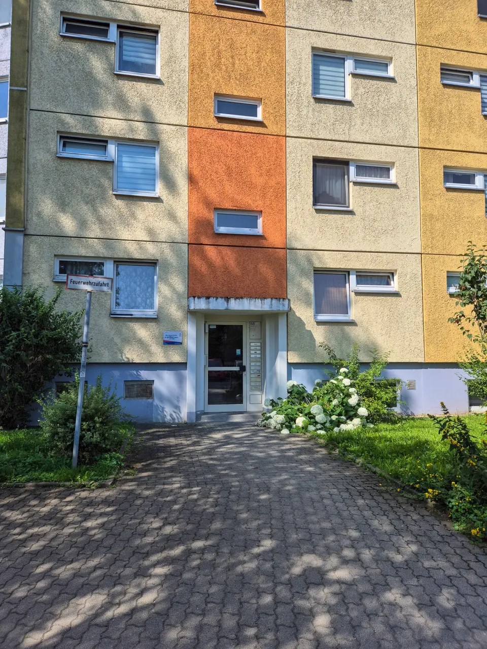 Hauseingang - Familienangebot: zwei Bäder mit Wanne und Dusche + super Spielplatz + 5% Kinderrabatt