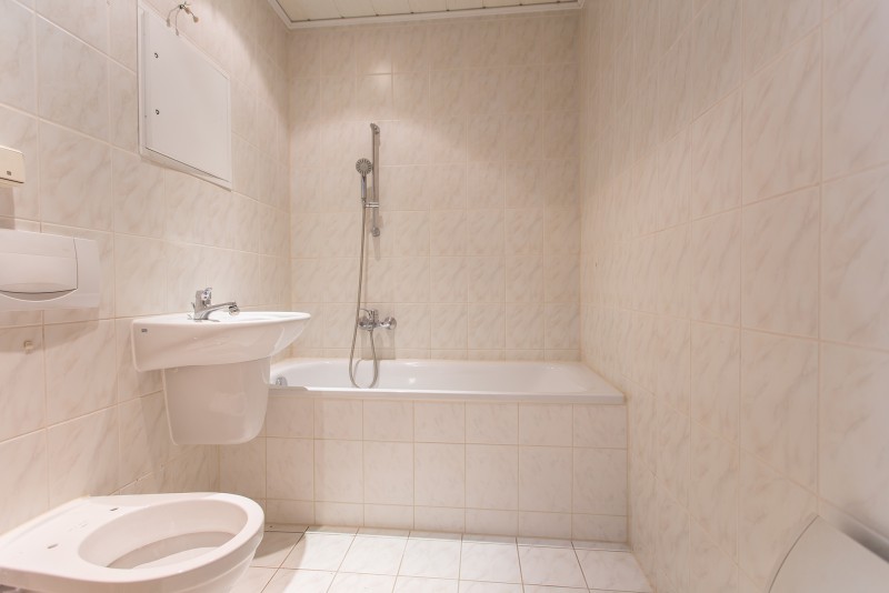 Bathroom with bathtub - family apartment with 5 % child discount per child