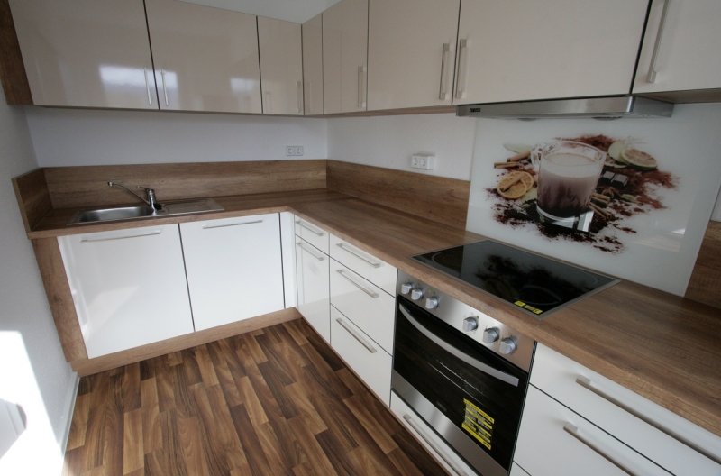 Einbauküche, modernes Bad, Gästetoilette, schöner Balkon - Photo 2