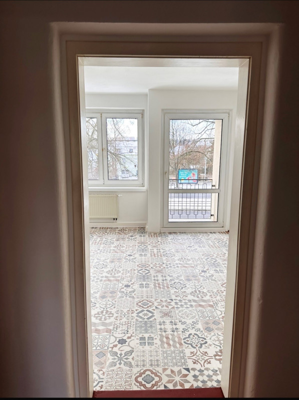 Blick ins Wohnzimmer mit französischem Fenster - Kultur braucht Raum!