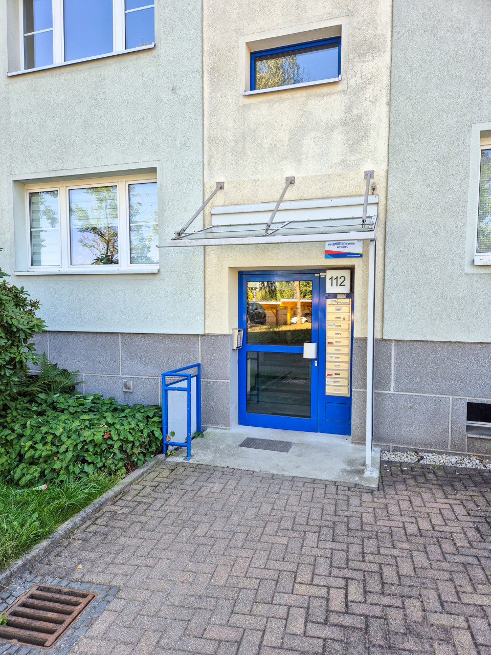 Hauseingang - Neuer Boden, frisch tapezierte Wände – Erstbezug nach Renovierung * 3 Räume in Markersdorf Nord
