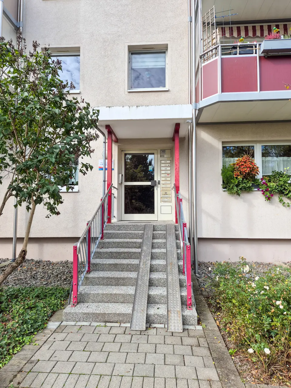 Building Entrance - *Beautiful 2-room apartment in a green setting seeks new tenants*