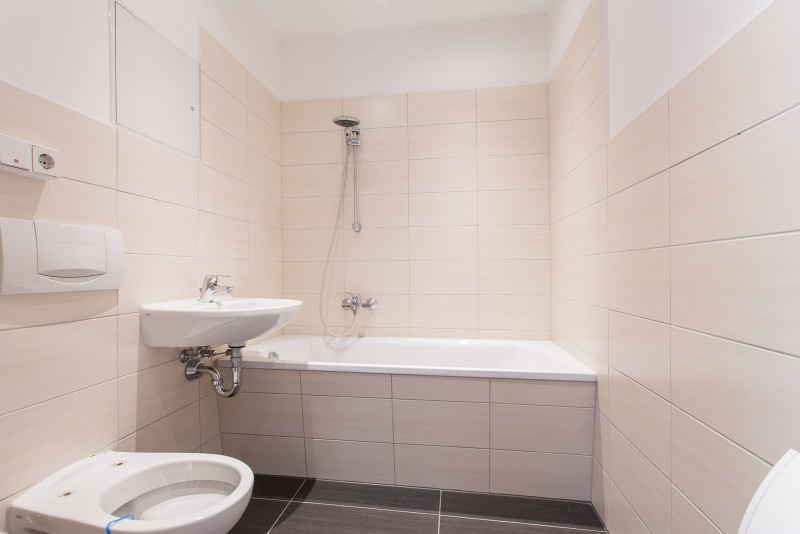 modernes Bad mit Wanne - Komm herein, Sonnenschein! Sonnige Familienwohnung mit toller Ausstattung