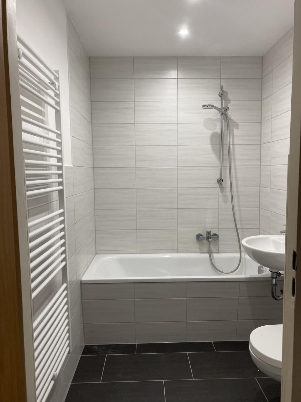 Bathroom - !!! Converted 2-room apartment with kitchen, daylight and balcony!