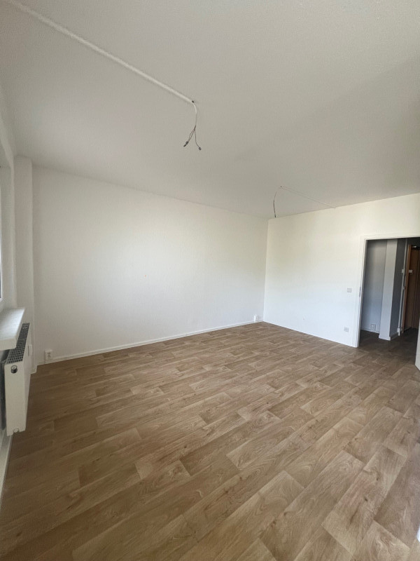 Blick in das Wohnzimmer - Erstbezug nach Modernisierung mit Aufzug