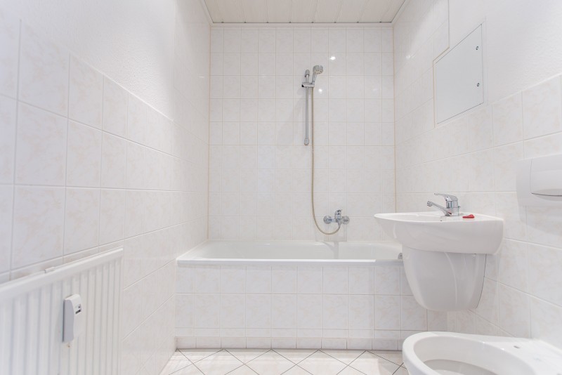 Bad mit Wanne - 3-Raum-Wohnung mit Balkon