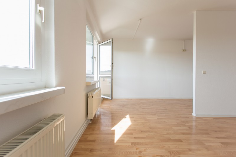 hell und luftig - das Wohnzimmer - Hier wirst du dich wohlfühlen – 3-Raumwohnung mit Einbauküche