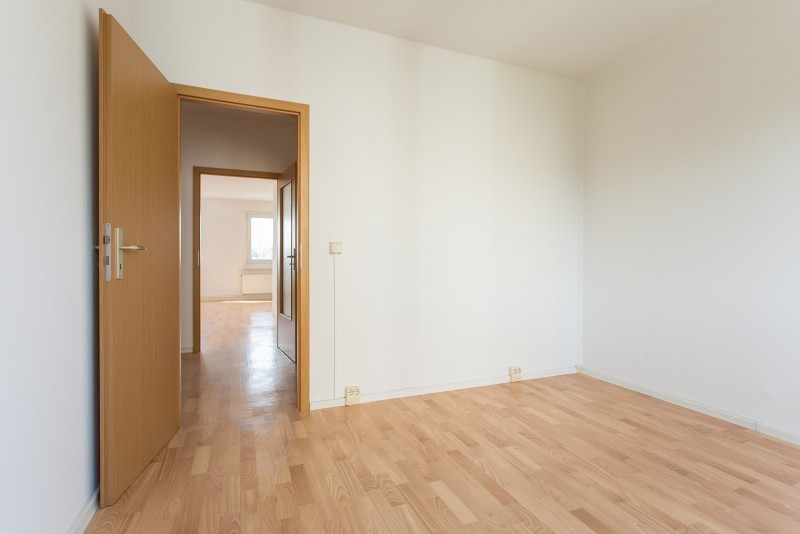 Blick zum Wohnzimmer - Hier wirst du dich wohlfühlen – 3-Raumwohnung mit Einbauküche