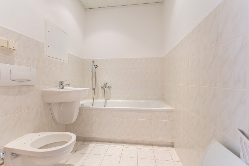 Bad mit Wanne - Hier wirst du dich wohlfühlen – 3-Raumwohnung mit Einbauküche