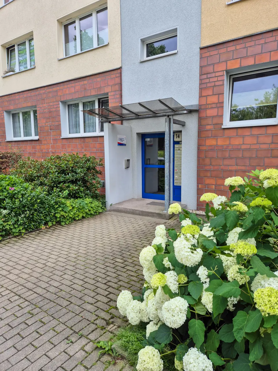Entrance to the building - You'll feel right at home here – 3-room apartment with a built-in kitchen