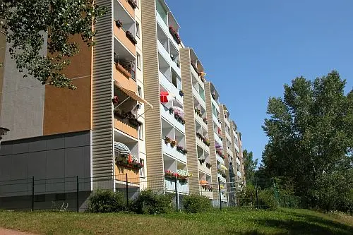 Exterior view - Top-floor 2-room apartment in a green neighborhood with good transportation access