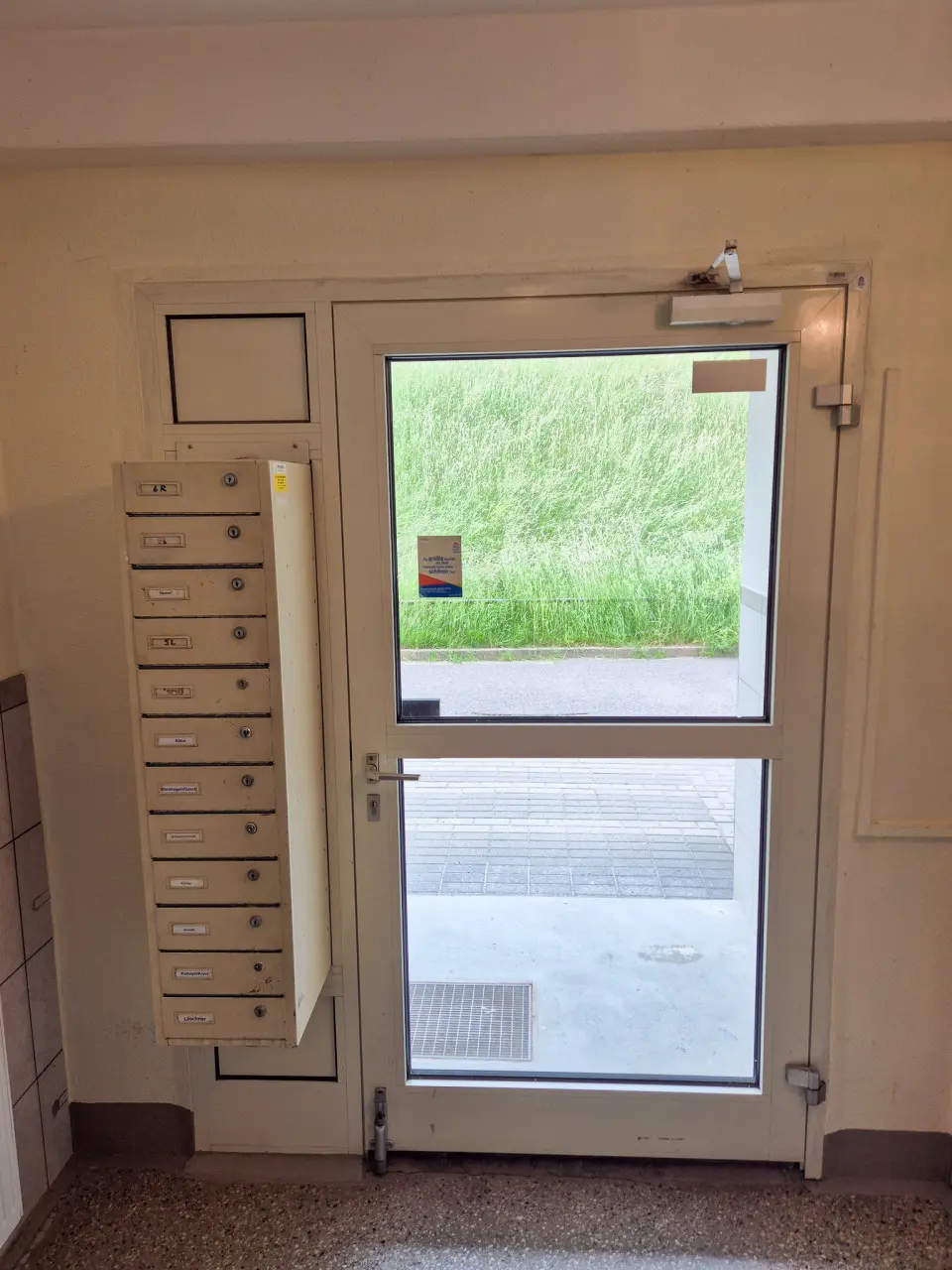 Building Entrance - Top-floor 2-room apartment in a green setting with good transportation access