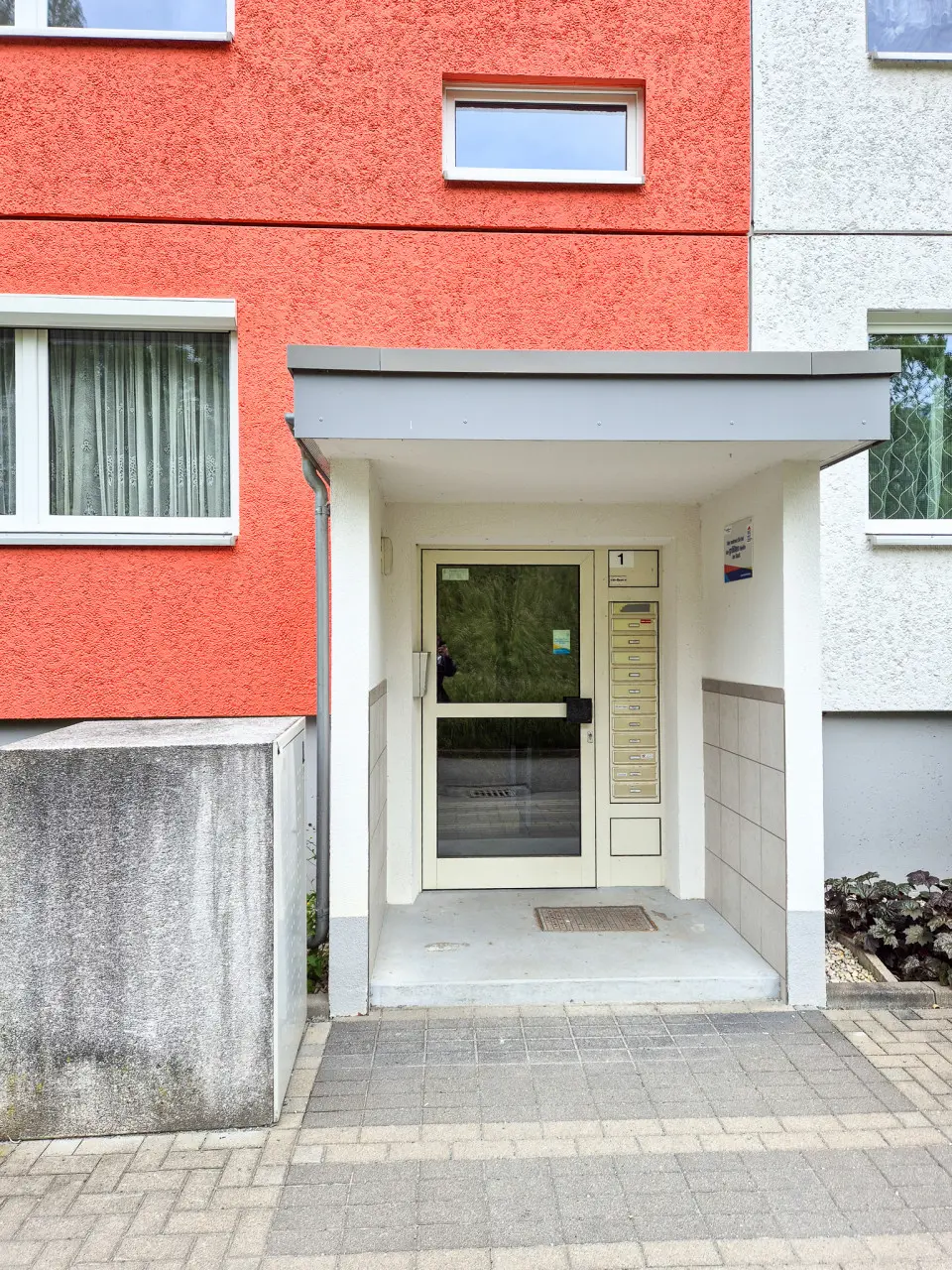 Building Entrance - Top-floor 2-room apartment in a green setting with good transportation access