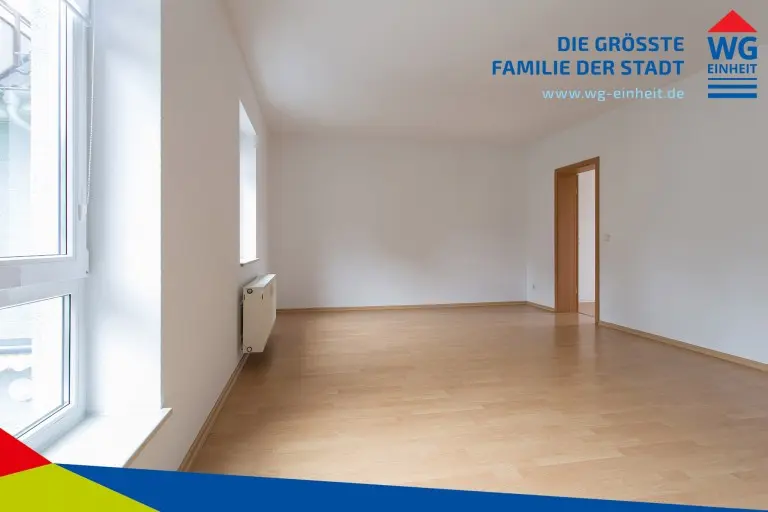 Titelbild - Mit riesigem Wohnzimmer + Tiefgarage – schöne 2-Raum in dörflicher Lage
