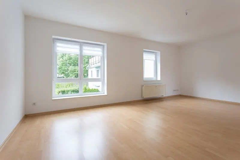 schön hell dank großer Fenster - Mit riesigem Wohnzimmer + Tiefgarage – schöne 2-Raum in dörflicher Lage