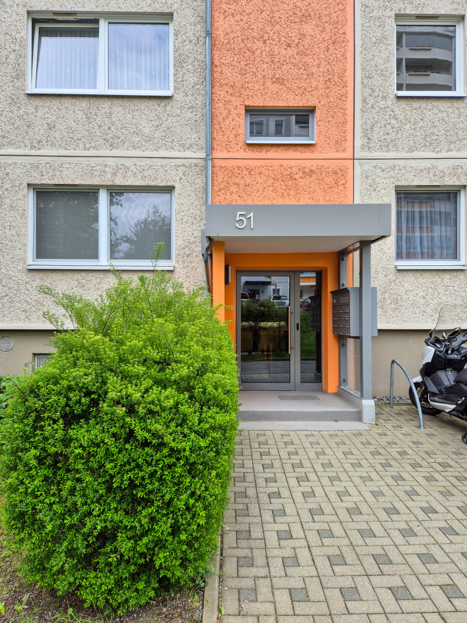 Entrance - 3-room apartment with balcony and bathtub on the 1st floor