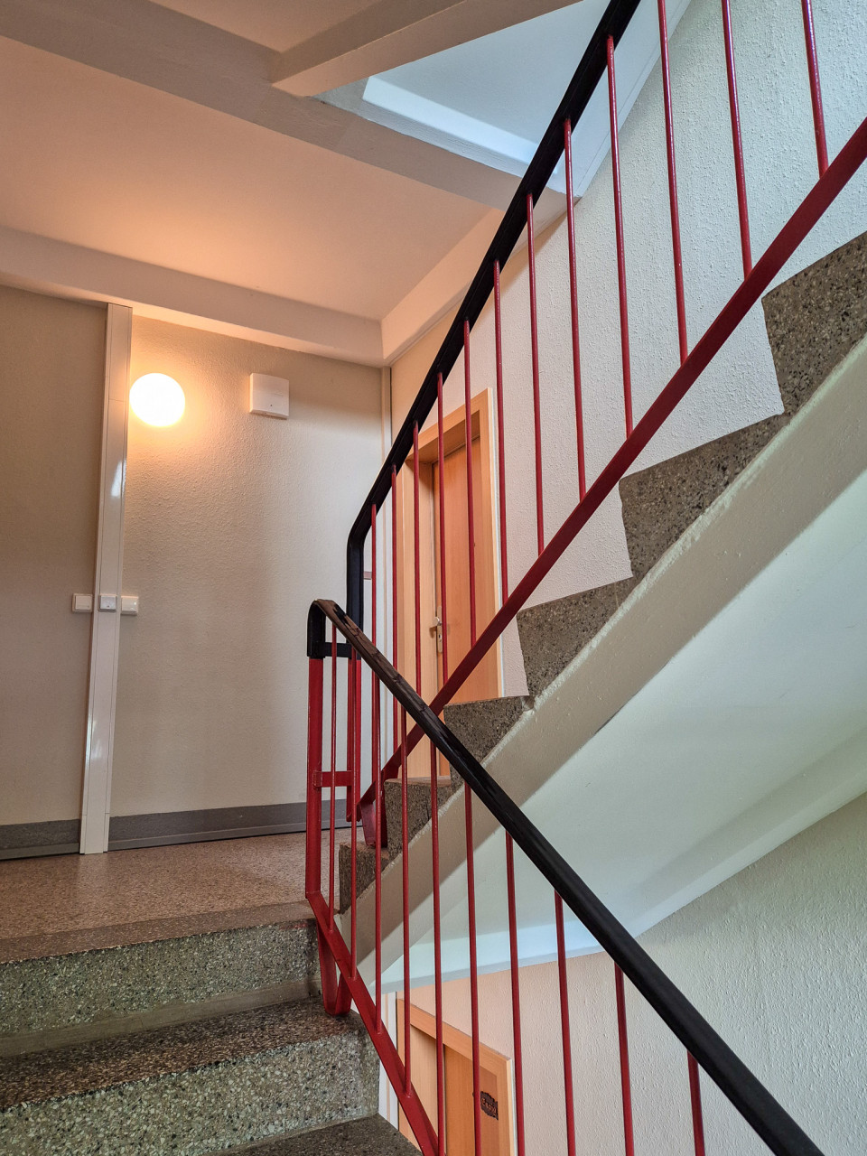 Staircase - 3-room apartment with balcony and bathtub on the 1st floor