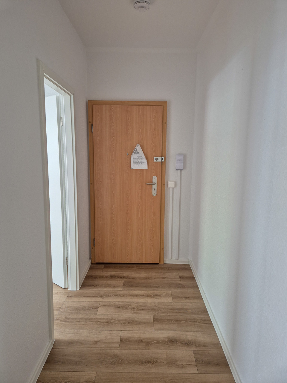 Hallway - 3-room apartment with balcony and bathtub on the 1st floor
