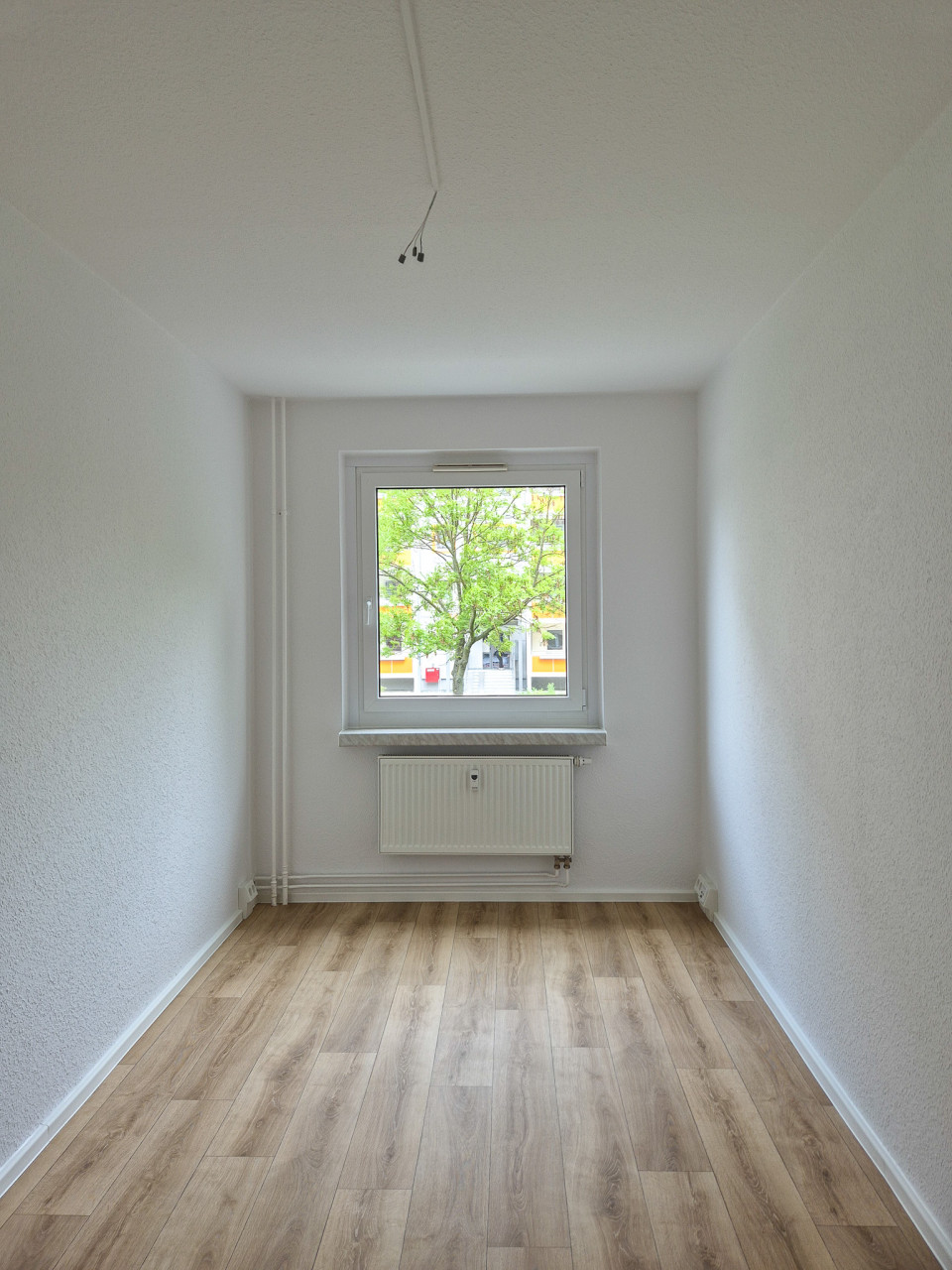 Children's room - 3-room apartment with balcony and bathtub on the 1st floor
