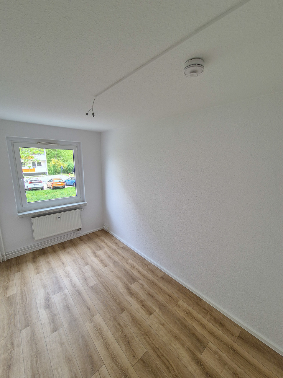 Children's room - 3-room apartment with balcony and bathtub on the 1st floor
