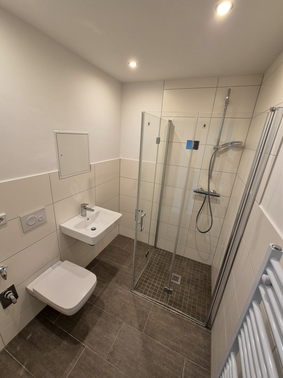 Bathroom - 3-room apartment with balcony and bathtub on the 1st floor