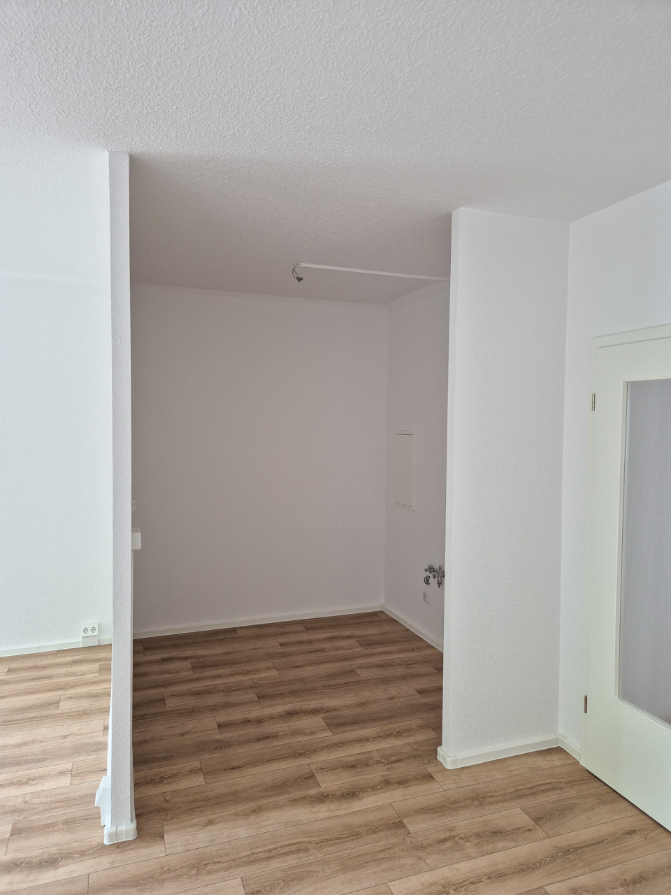 Kitchen-living room - 3-room apartment with balcony and bathtub on the 1st floor