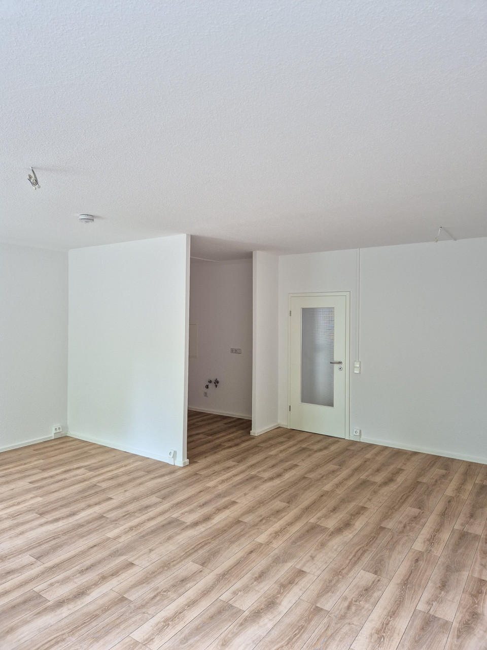 Kitchen-living room - 3-room apartment with balcony and bathtub on the 1st floor