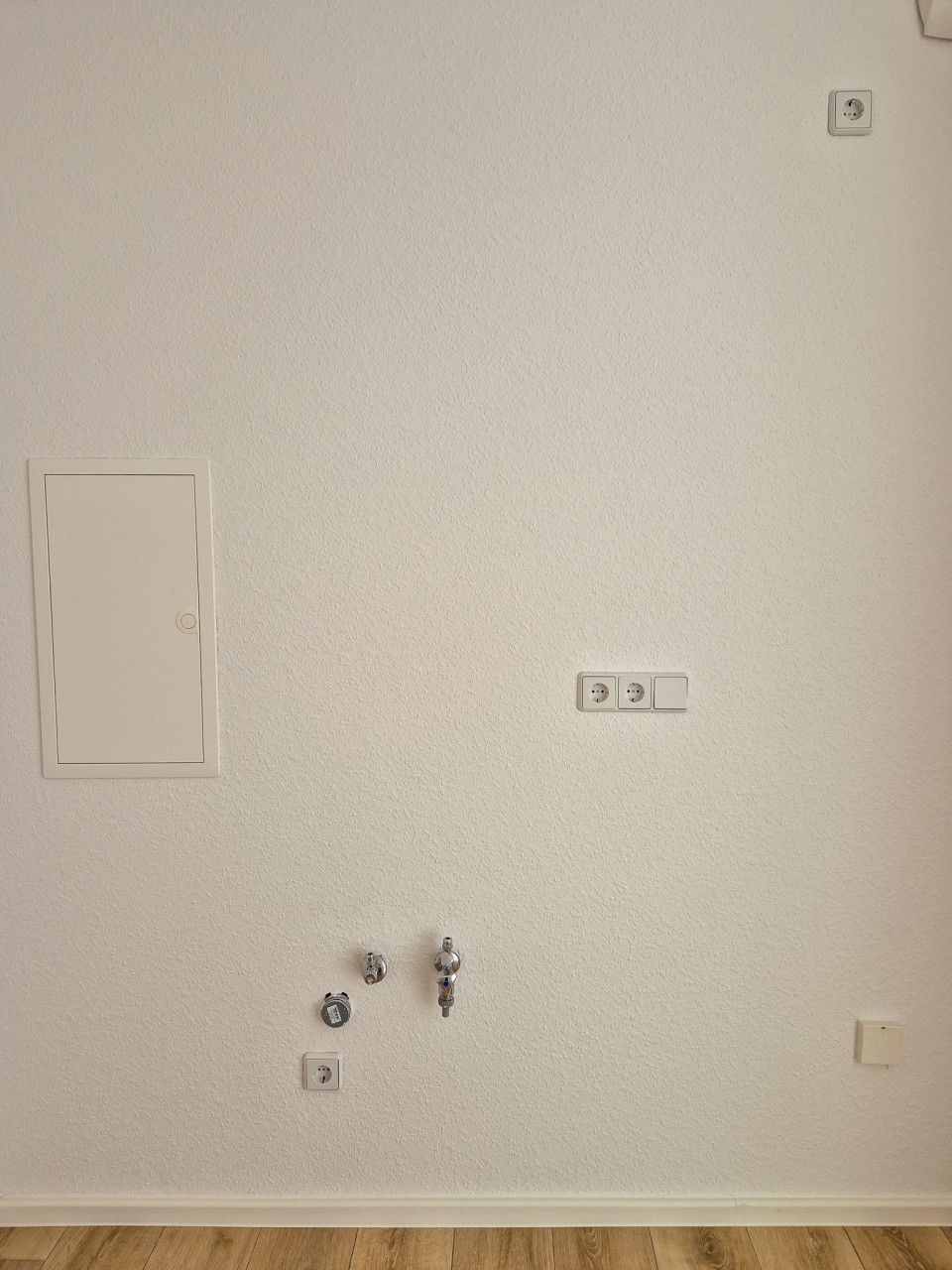 Kitchen connections - 3-room apartment with balcony and bathtub on the 1st floor
