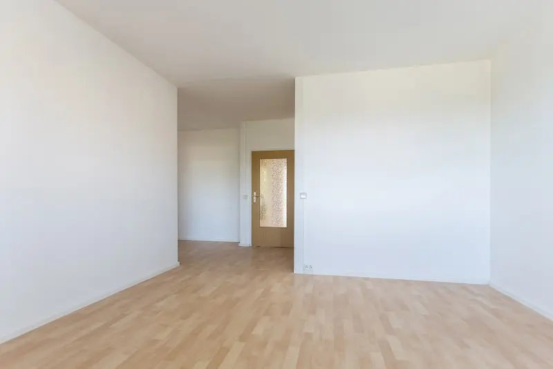 Wohnzimmer - Einziehen und sparen – schöne 3-Raumwhg. mit Balkon