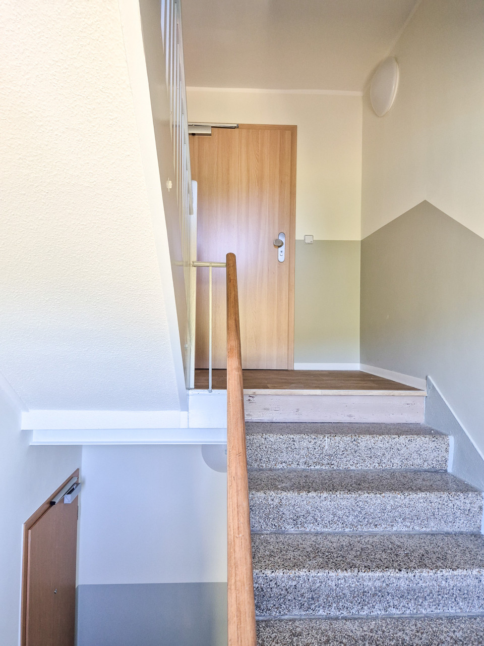 Treppenhaus - Erstbezug nach Ausbau – wunderschöne Dachgeschosswohnung für die ganze Familie