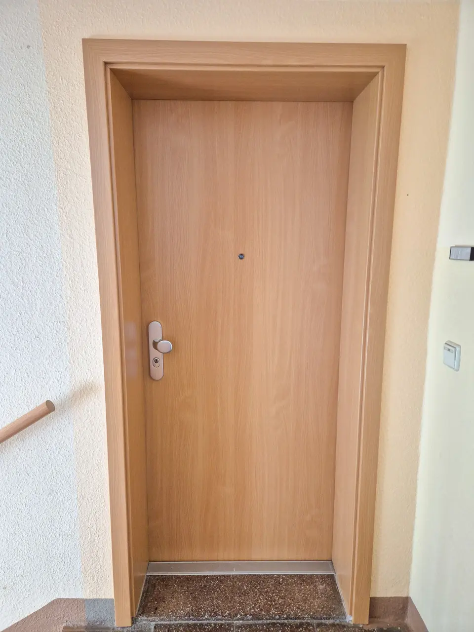 Wohnungstür - Hier werden Sie sich wohlfühlen!