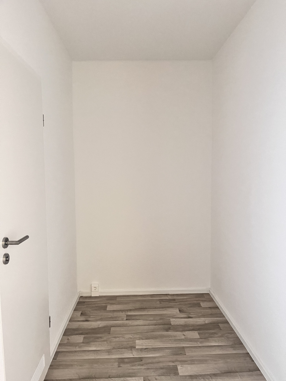 Abstellnische im Flur - FRISCH RENOVIERT! 2 Zimmer, Tageslichtküche und XXL-Balkon