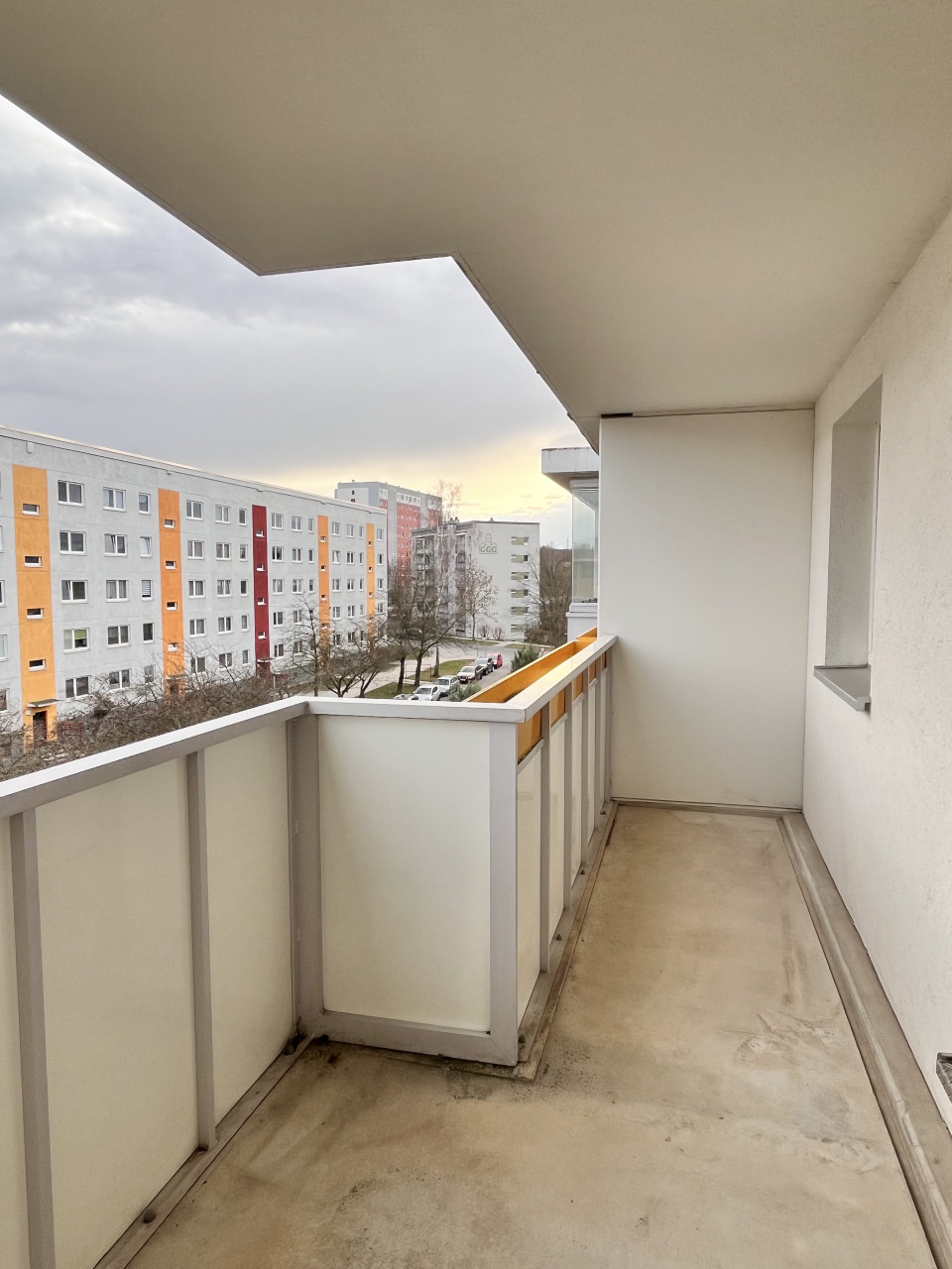Balkon - FRISCH RENOVIERT! 2 Zimmer, Tageslichtküche und XXL-Balkon