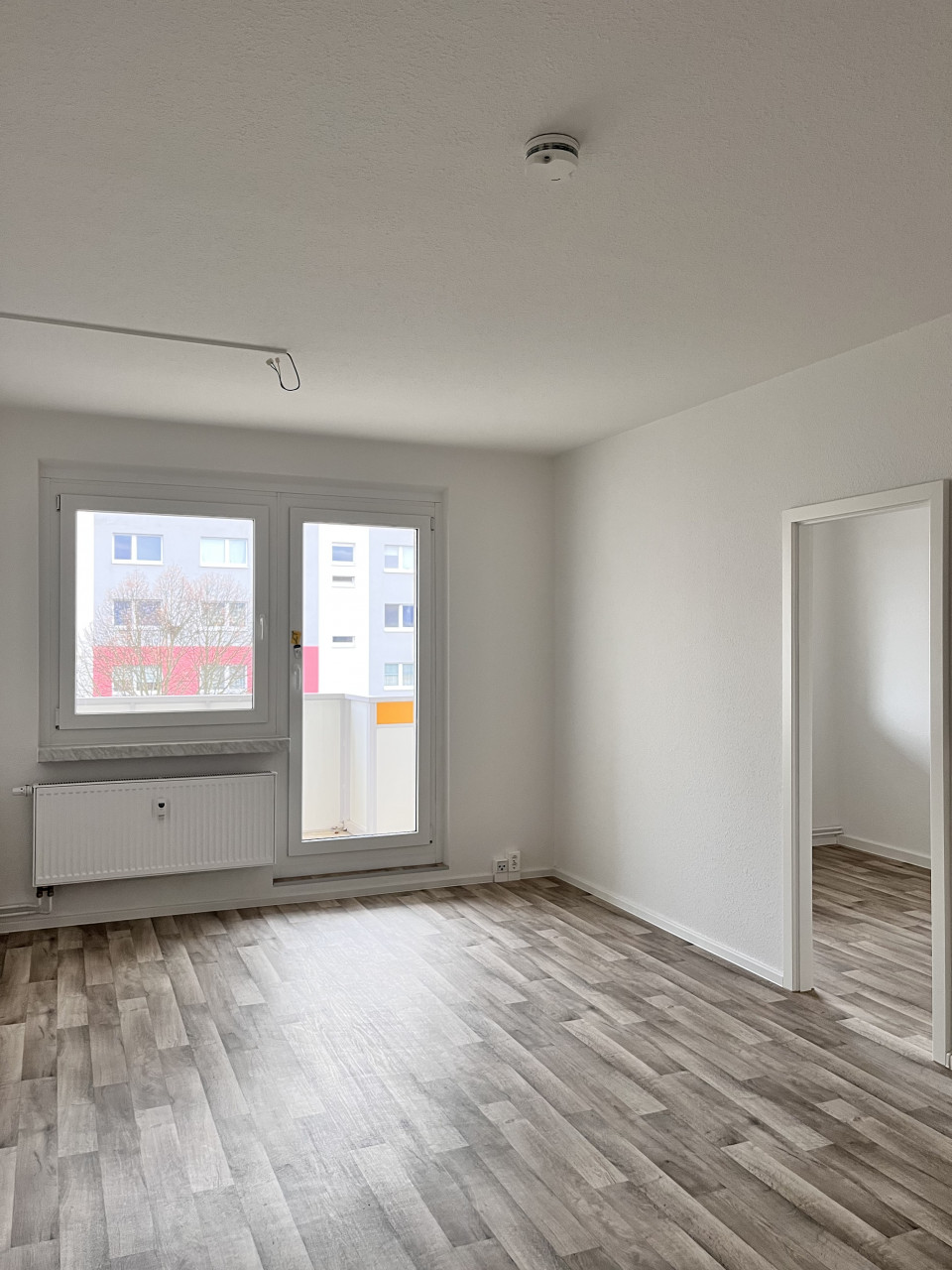 Wohnzimmer - FRISCH RENOVIERT! 2 Zimmer, Tageslichtküche und XXL-Balkon