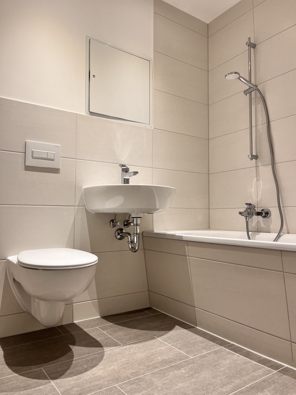 Badezimmer - FRISCH RENOVIERT! 2 Zimmer, Tageslichtküche und XXL-Balkon