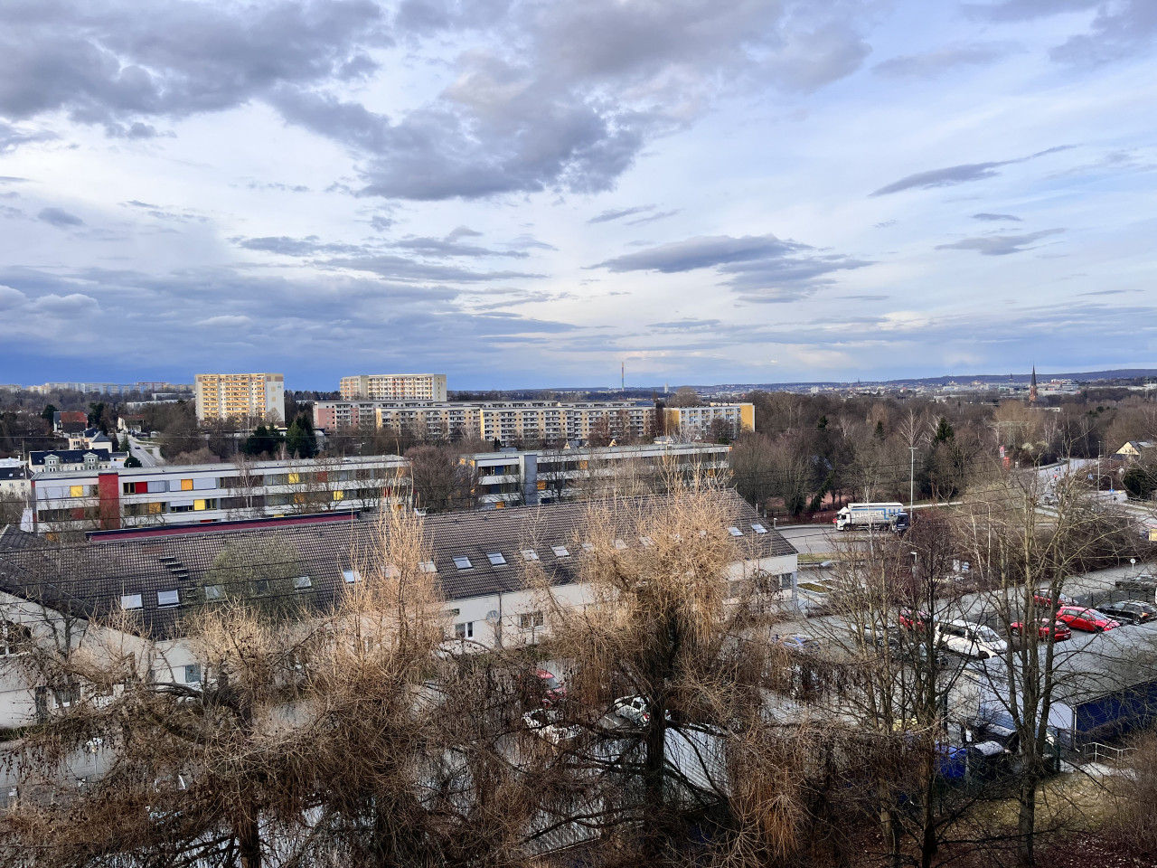 Panoramablick aus dem Schlafzimmerfenster - FRISCH RENOVIERT! 2 Zimmer, Tageslichtküche und XXL-Balkon